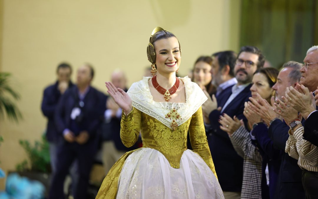 Un aderezo coral para Berta Peiró