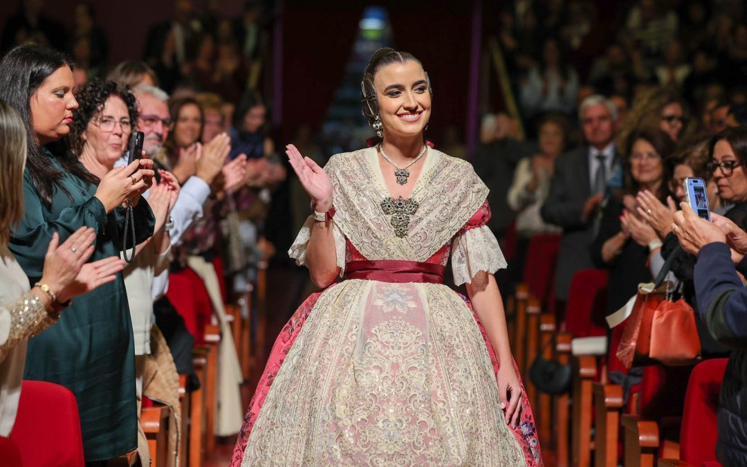 Plata envejecida y swarovski azul para el aderezo de Carmen Prades